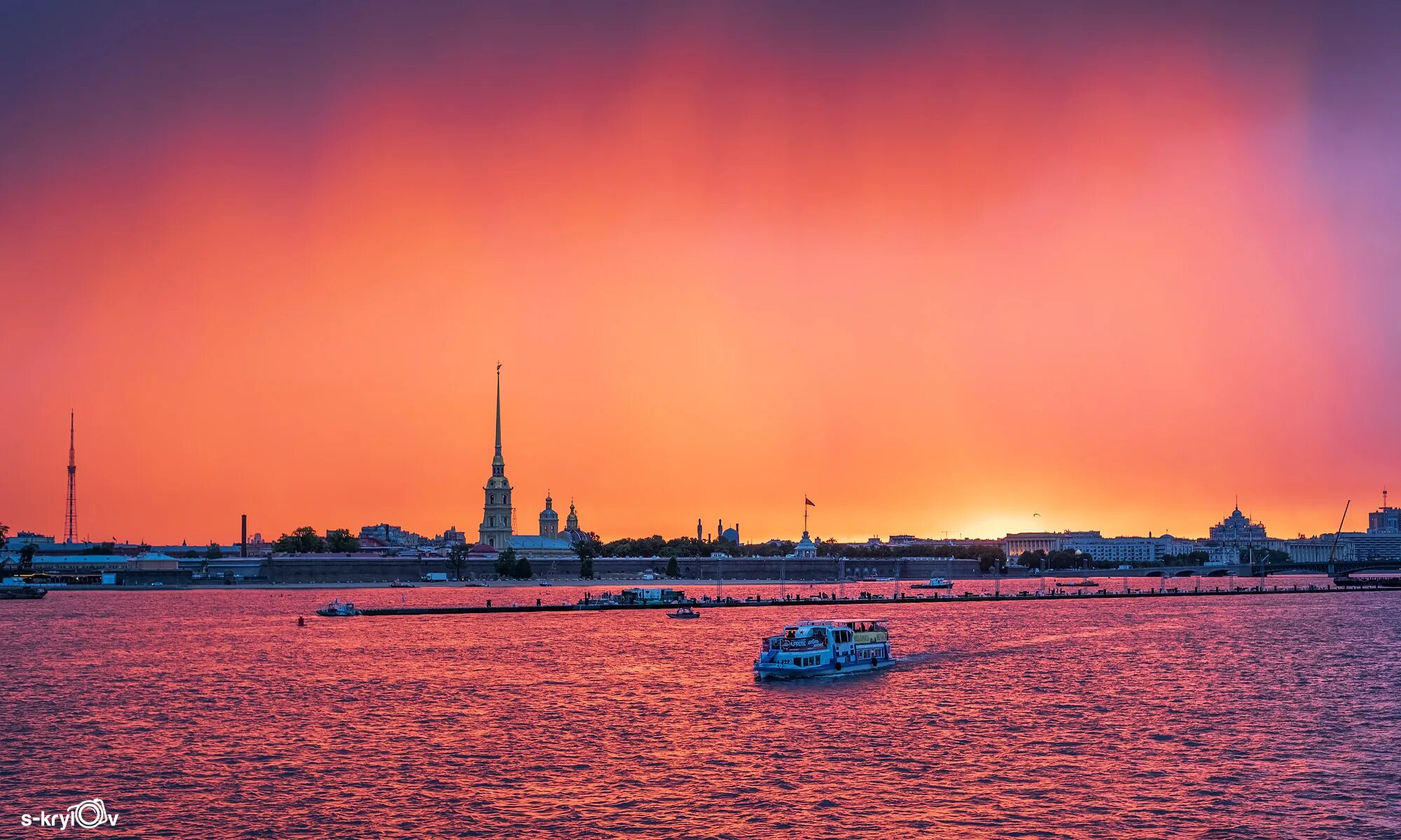 Былые ночи. Петропавловская крепость в Санкт-Петербурге. Петропавловская крепость белые ночи.