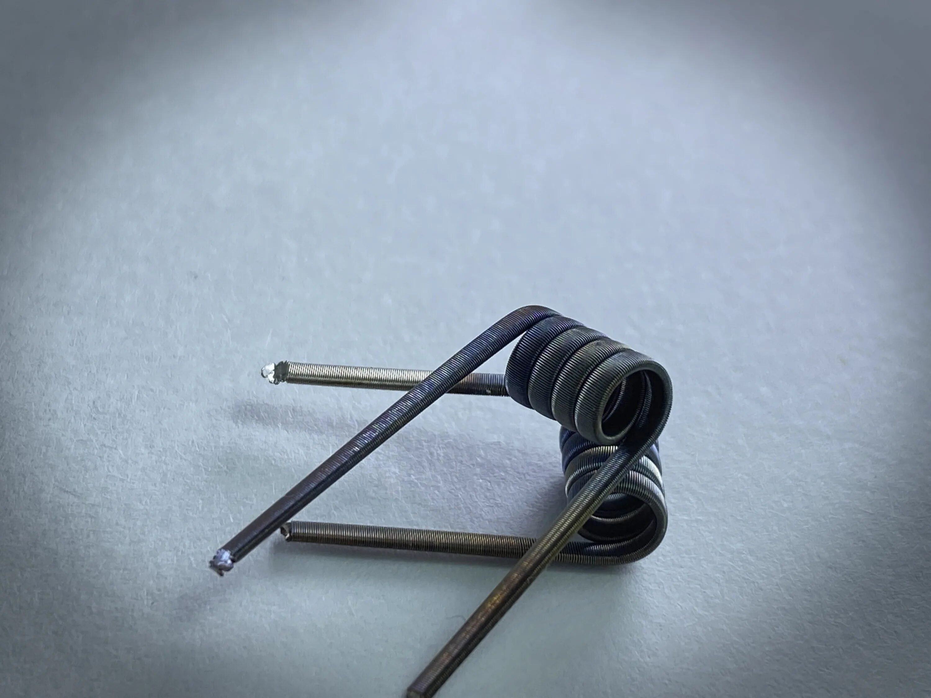 намотать нихромовую проволоку. нагреватель из нихромовой проволоки. спираль для паяльного фена. кабель юсб два провода плюс минус. приспособление для намотки спирали нихромовой проволоки.