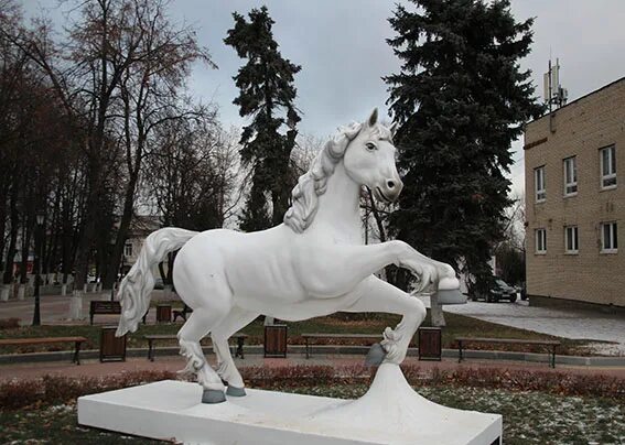 Конный спорт. Бронницы михаила архангела. Бронницы лошади. Памятник лошади в бронницах. Статуя бронницы.