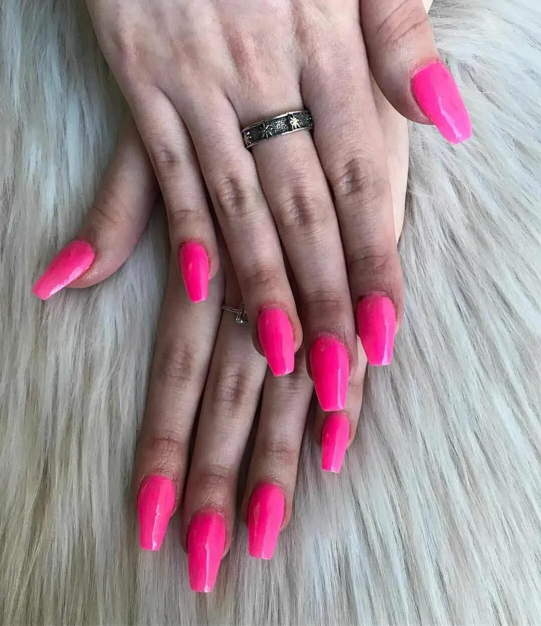 Яркие розовые ногти. Ярко розовый маникюр. Ярко розовые ногти. Длинные розовые ногти. Розовый ногти на руках