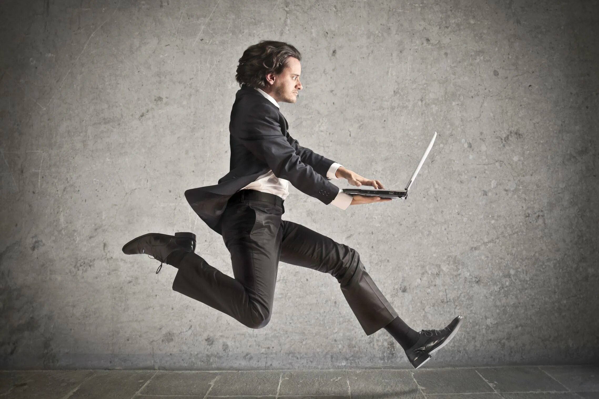 Спешащий человек смешно. Спешат рабочие. Человек поднимается по лестнице. Толпа людей в городе. Спешат рабочие.