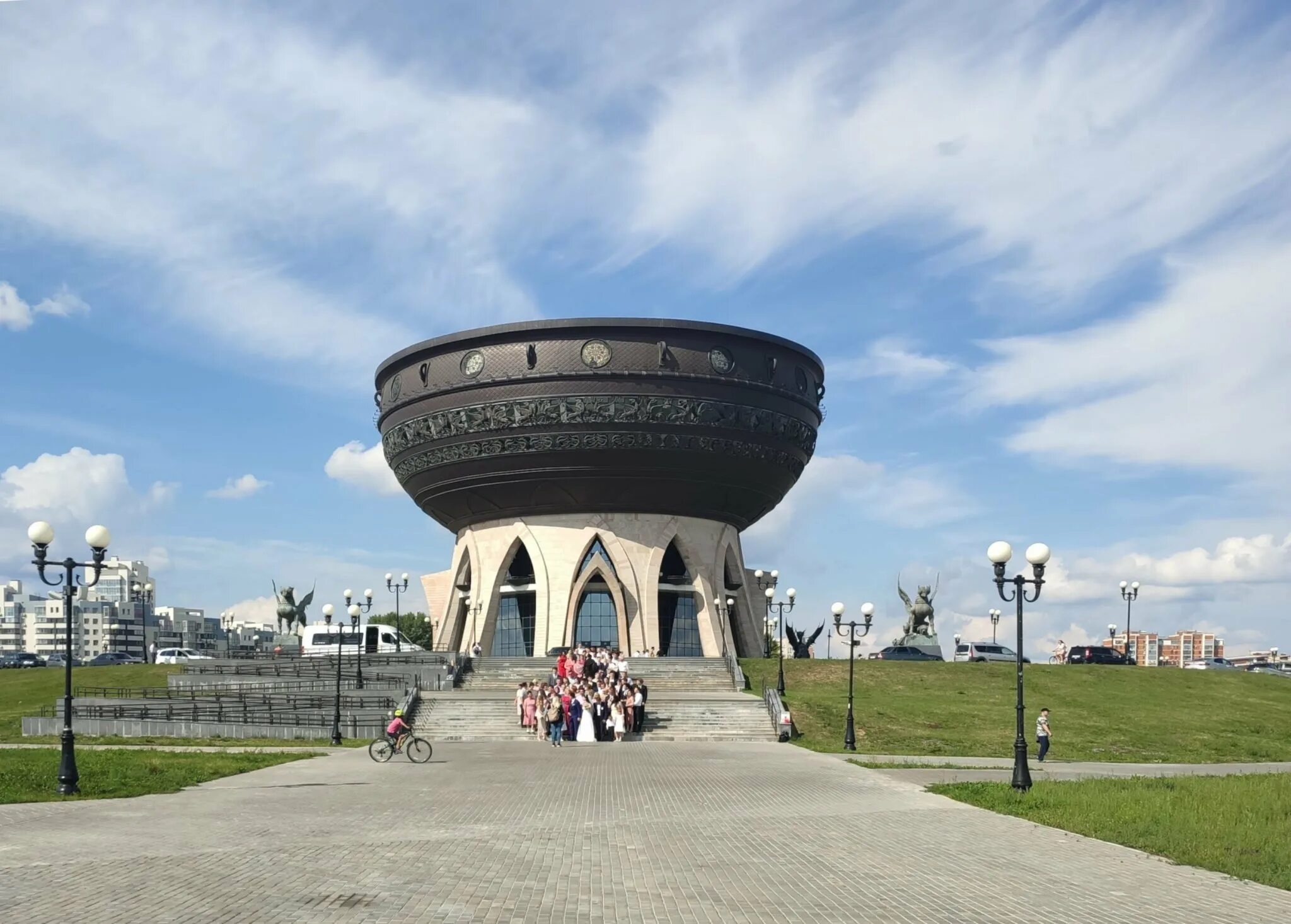 Казань достопримечательности 2025. Казанский центр семьи казань. казань дворец бракосочетаний чаша. казан в казани достопримечательность.