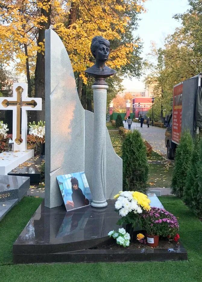Памятники самойловой 16. Памятник татьяне самойловой на новодевичьем кладбище. Памятник самойловой на новодевичьем кладбище. Могила татьяны самойловой на новодевичьем кладбище. Могила татьяны самойловой.
