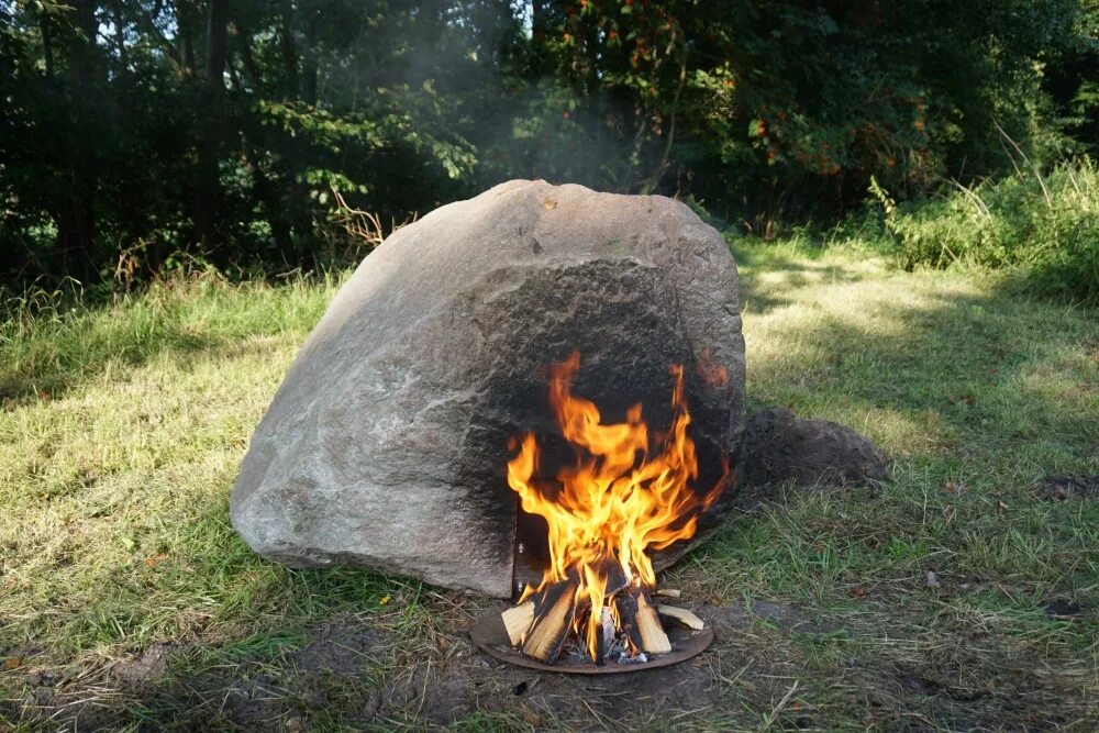 Stone fi. Кострище в лесу камень. Камень огня. Костер с камнями. Необычный камень в лесу.