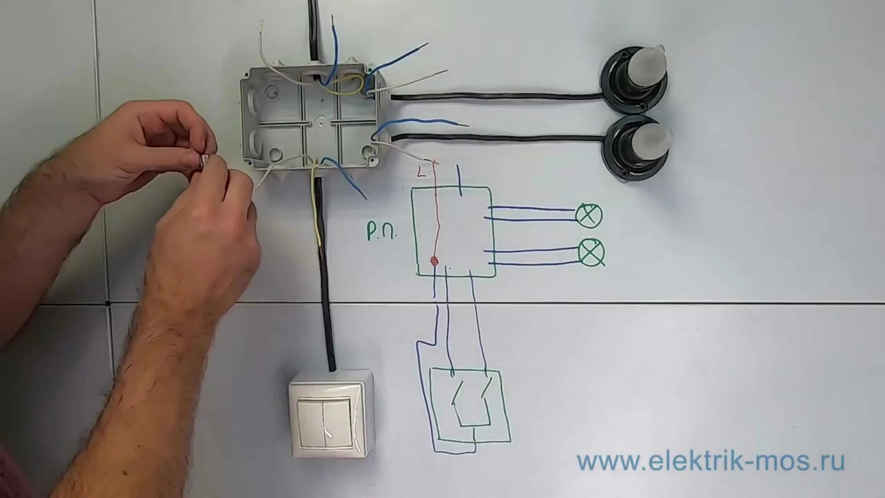 Электропроводка выключатель. L1 l2 l3 на выключателе двухклавишный. Схема подсоединения 2х клавишного выключателя. Как подключить двойной выключатель света на 2 провода. Схема подключения выключателя одноклавишного к 2 лампочкам.