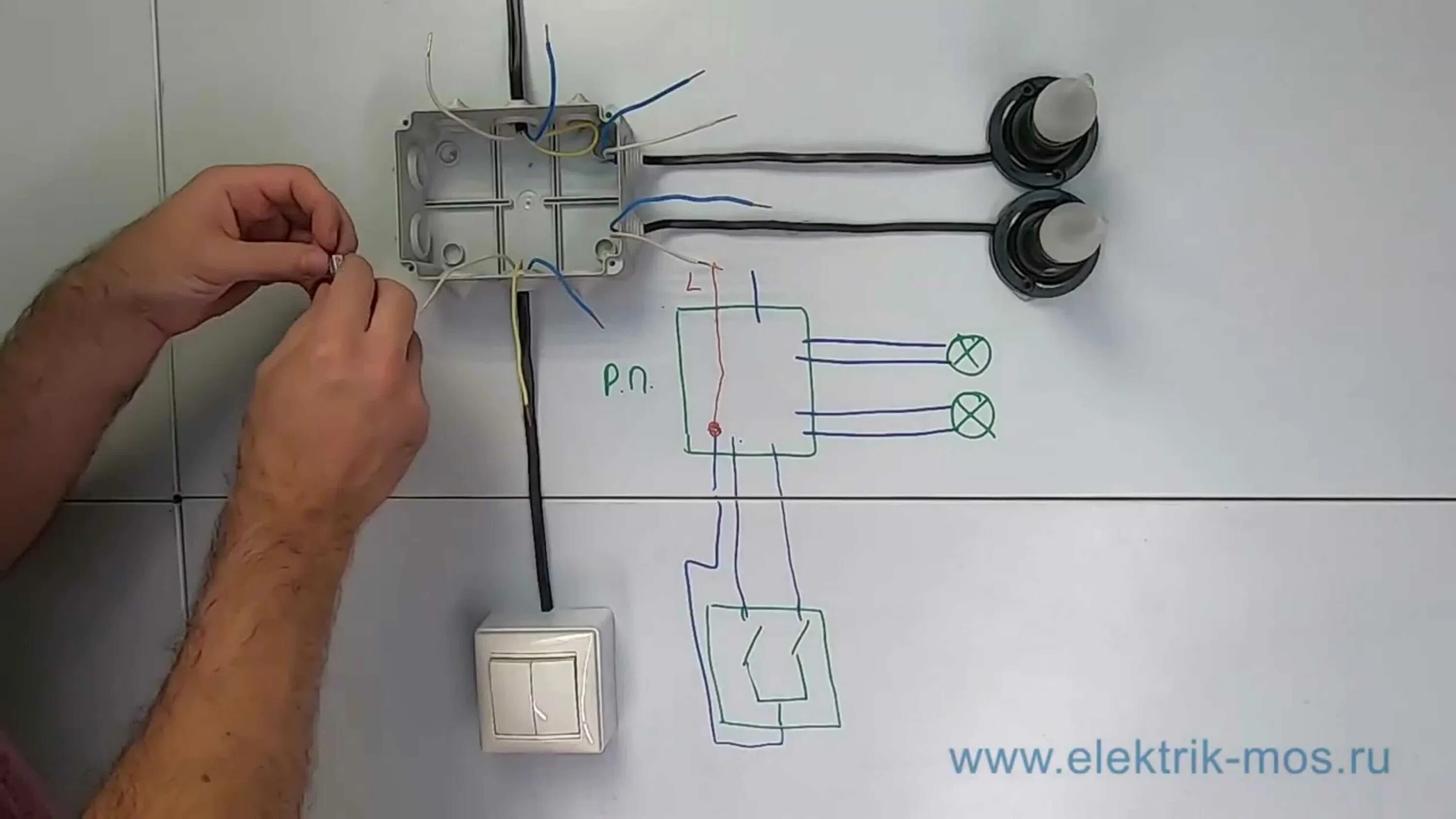 L1 l2 l3 на выключателе двухклавишный. Схема подсоединения 2х клавишного выключателя. Как подключить двойной выключатель света на 2 провода. Схема подключения выключателя одноклавишного к 2 лампочкам. Подключи 3 видео