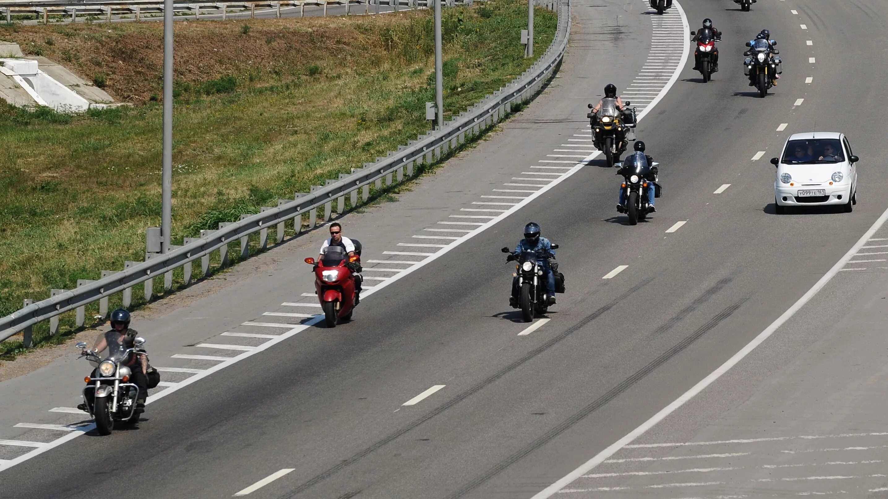 Движение мотоциклов по дороге