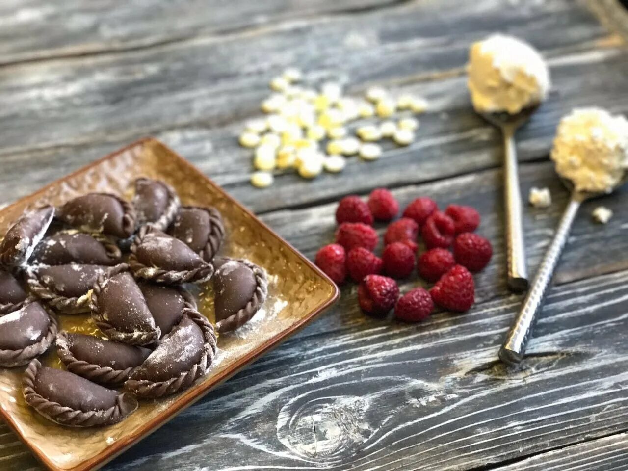 Набор шоколадных пельменей. Шоколадные пельмени. Пельмени из шоколада букет. Набор шоколадных пельменей. Сладкие пельмени из шоколада.