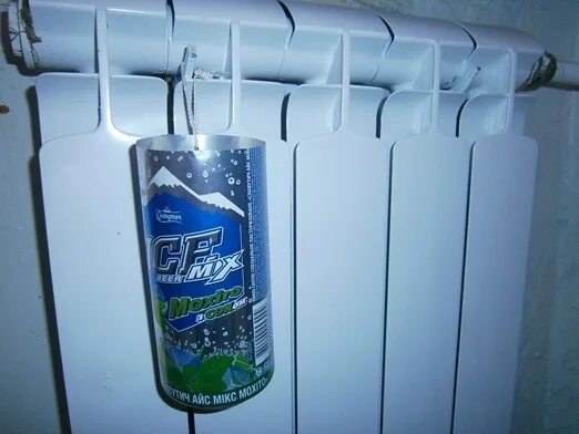 Увлажнитель воздуха из пластиковой бутылки. Как сделать влажный воздух. Увлажнитель воздуха из подручных средств. Бутылка на батарею для увлажнения. Увлажнитель своими руками для дома.