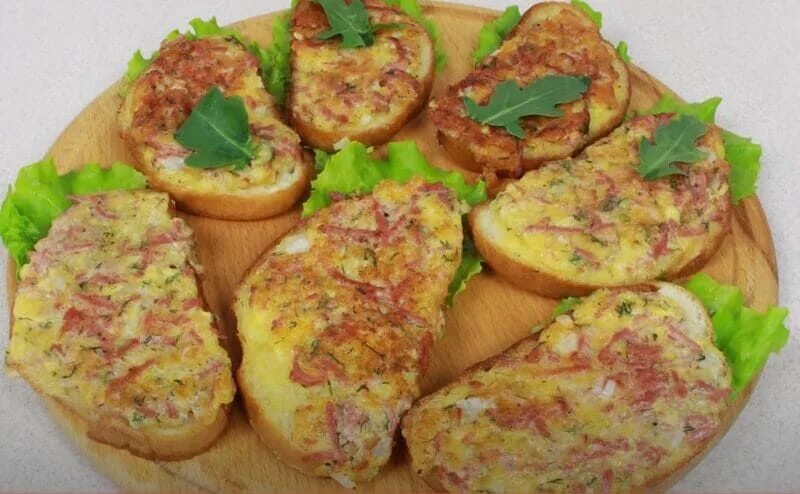 Горячий бутерброд с луком и яйцом. Горячие бутерброды на сковороде. горячие бутерброды на сковороде с колбасой и сыром. горячие бутерброды с сыром на сковороде. бутерброд с яйцом на сковороде с колбасой и сыром.