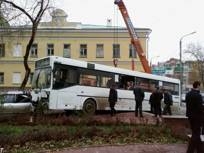 Автобусы пермь 16 на сегодня. Пермские автобусы. 16 Автобус Пермь. Водитель автобуса в Перми. Старые Пермские автобусы.