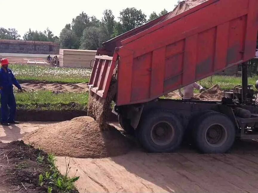 КАМАЗ 65115 выгружает песок. Асфальтная крошка 15т КАМАЗ. КАМАЗ щебенки. КАМАЗ самосвал выгрузка. На стройку доставили на 24 грузовиках песок