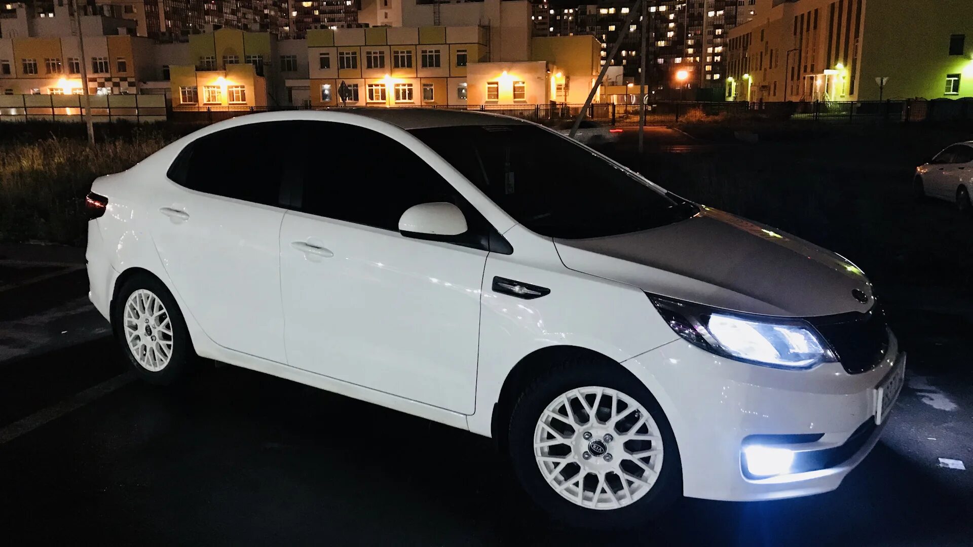 Kia Rio 2013 белая. White Kia Rio r16. Кия Рио 3 белая. Киа Рио 3 Рестайлинг белая.