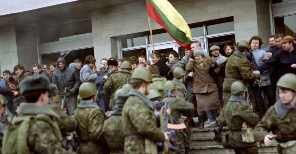События в литве. Штурм вильнюсского телецентра в январе 1991. вильнюс 1991 январские события. вильнюсский омон 1991. январь 1991 вильнюс.
