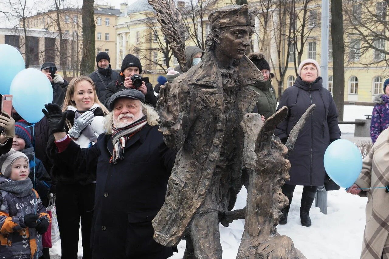 Скульптура конек горбунок. Конек горбунок ТЮЗ СПБ. Памятник коньку Горбунку в СПБ. Памятник Брянцеву в СПБ У ТЮЗА. Конек горбунок скульптура ТЮЗ.