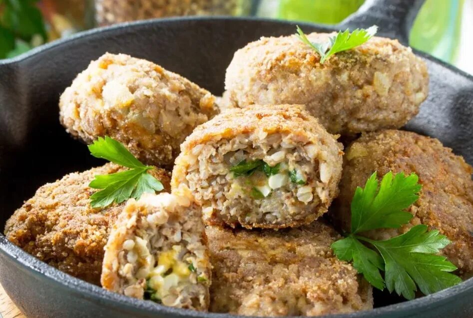 Котлеты из гречки и моркови. Гречневые котлеты. Гречневые котлеты постные. Рисовые котлеты постные. Котлетки из гречки.