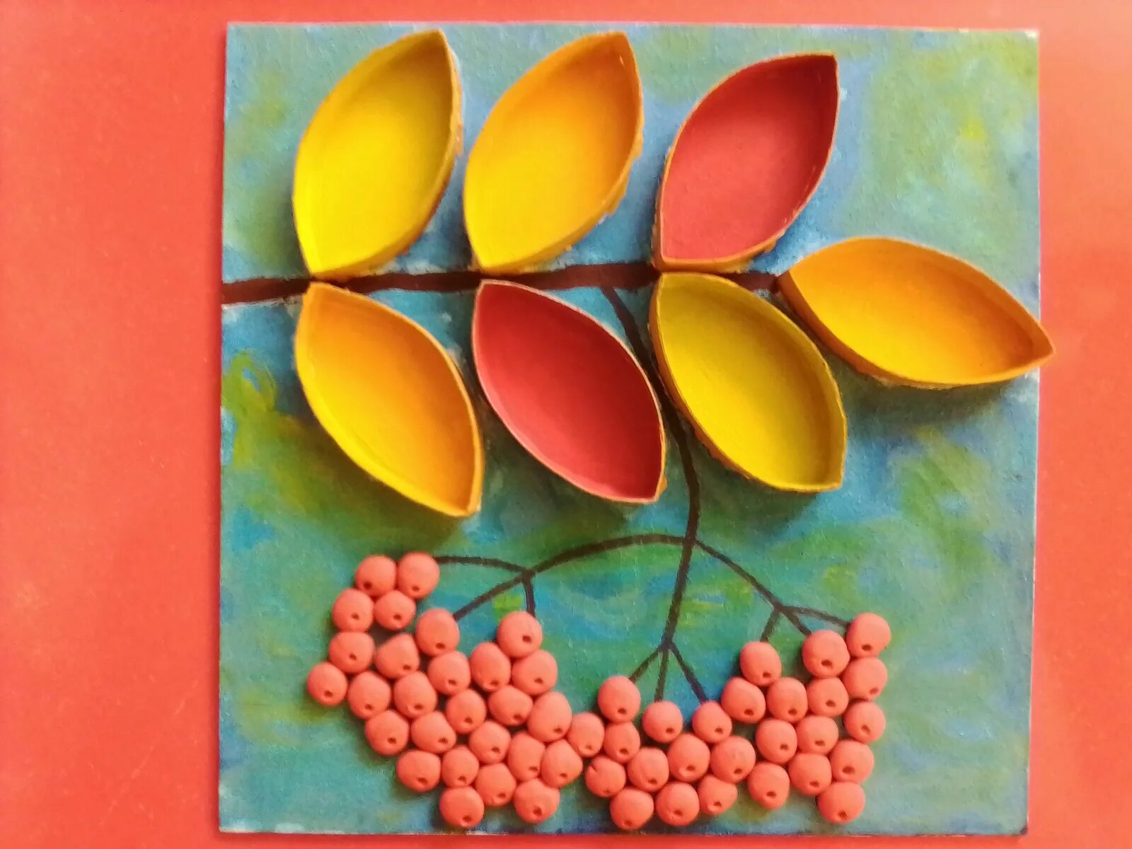 аппликация из пластилина. композиция из симметричных деталей. поделки на уроках технологии. поделка из рябины в детский сад. технология 2 класс поделки.