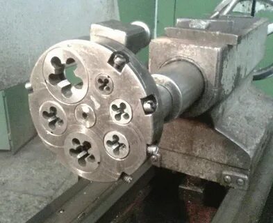 Плашка на токарном станке