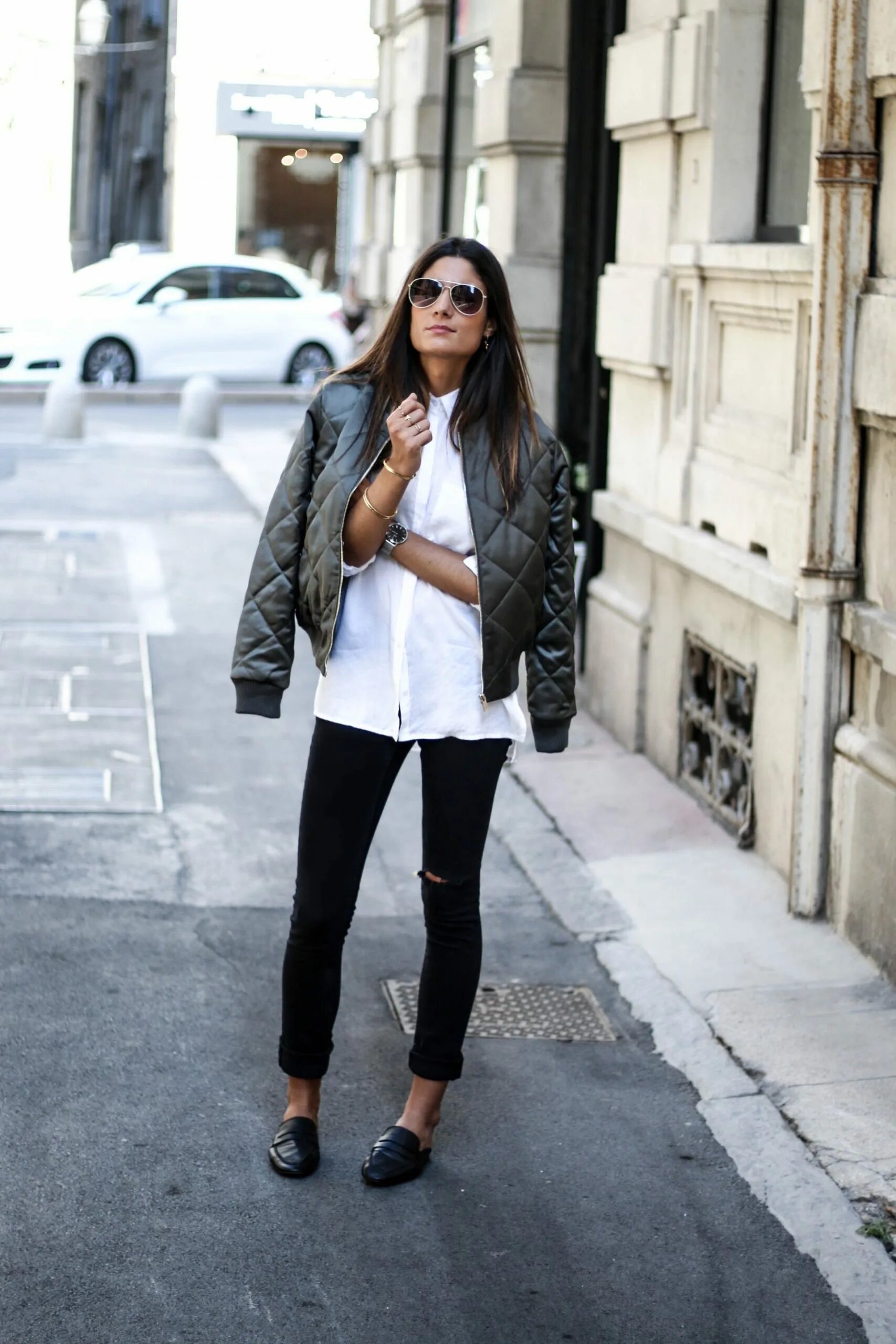 Бомбер женский лук. Луки с бомбером женские. Образы с кожаной курткой для женщин. Луки с бомбером. Луки с бомбером.