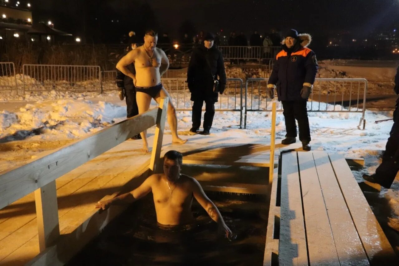 Крещенские купания 2020. Крещенское купание в проруби. Пос воскресенск крещение. Крещение купания в липецке 2023. Саввино сторожевский крещенские купания.