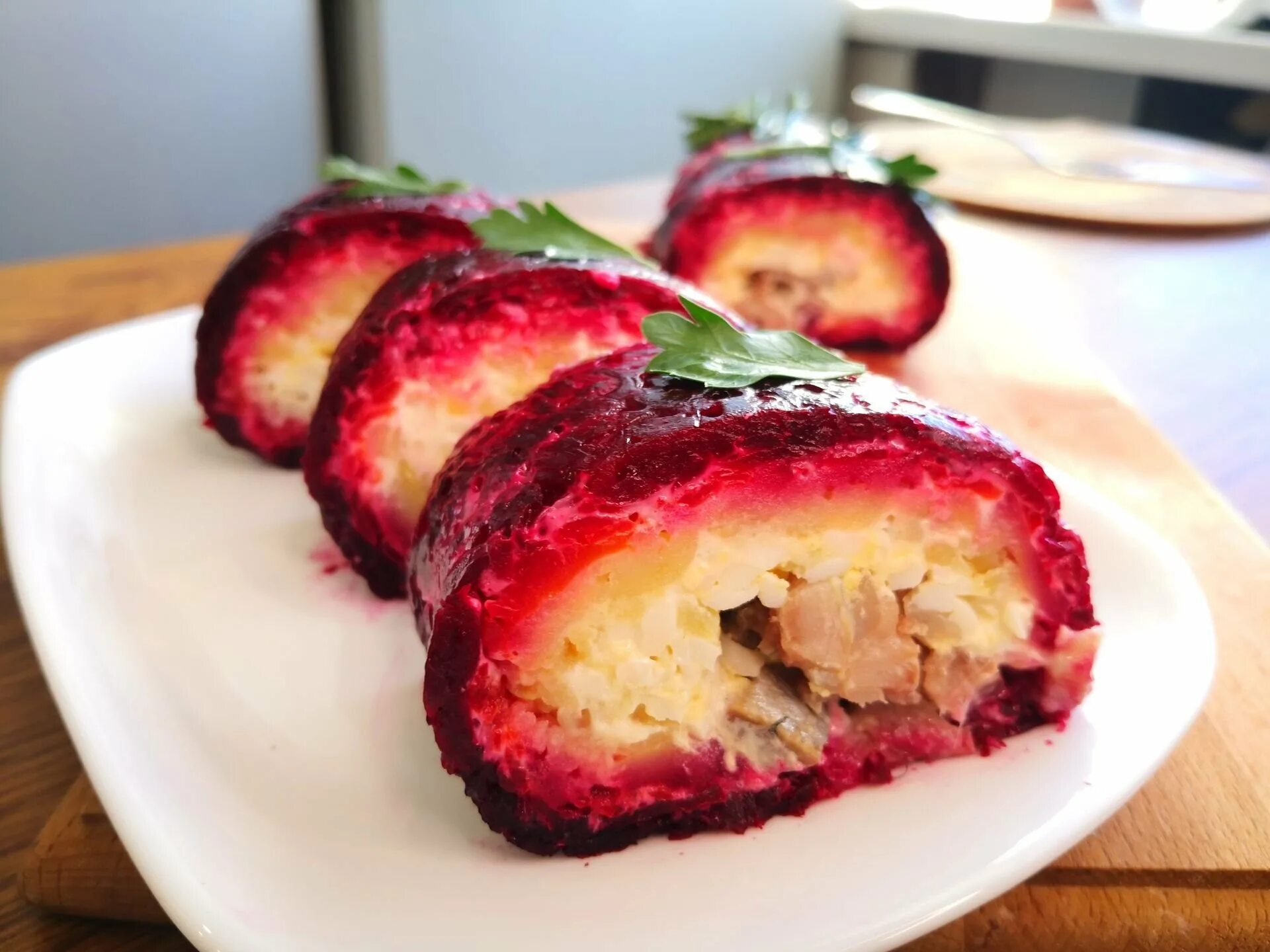 Селндка под шубой рклет. Селёдка под шубой рулетом. Рулет из шубы с селедкой. Селёдка под шубой рулетом. Сельдь под шубой рулетом.