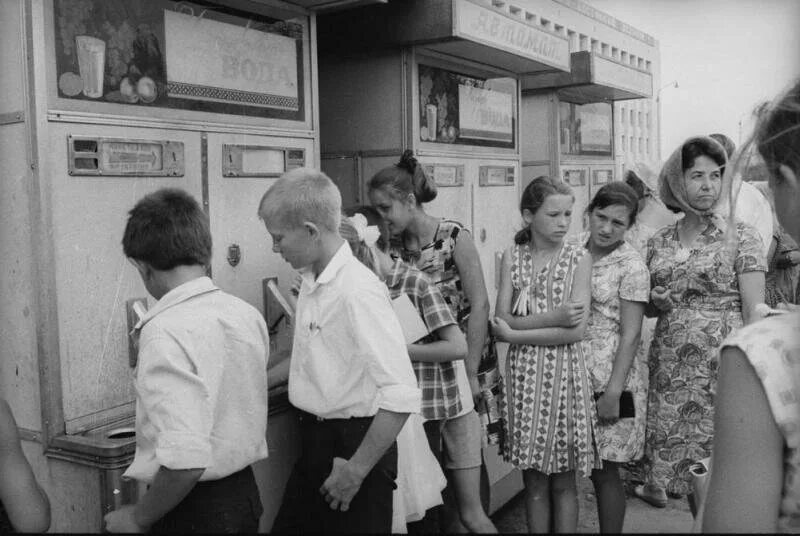 Назад в ссср. Автомат с газировкой 1970. Советское детство автоматы с газировкой. Автомат для газировки очередь СССР. Советские школьники в очереди.