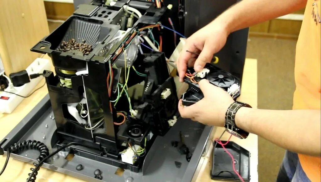 Saeco royal professional. Кофемашина поломки. Обслуживание кофемашины saeco. Philips saeco lirika one touch cappuccino. Реклама кофемашины.