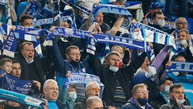 Фаната "Зенита" оштрафовали за оскорбительный баннер с президентом "Спартака"