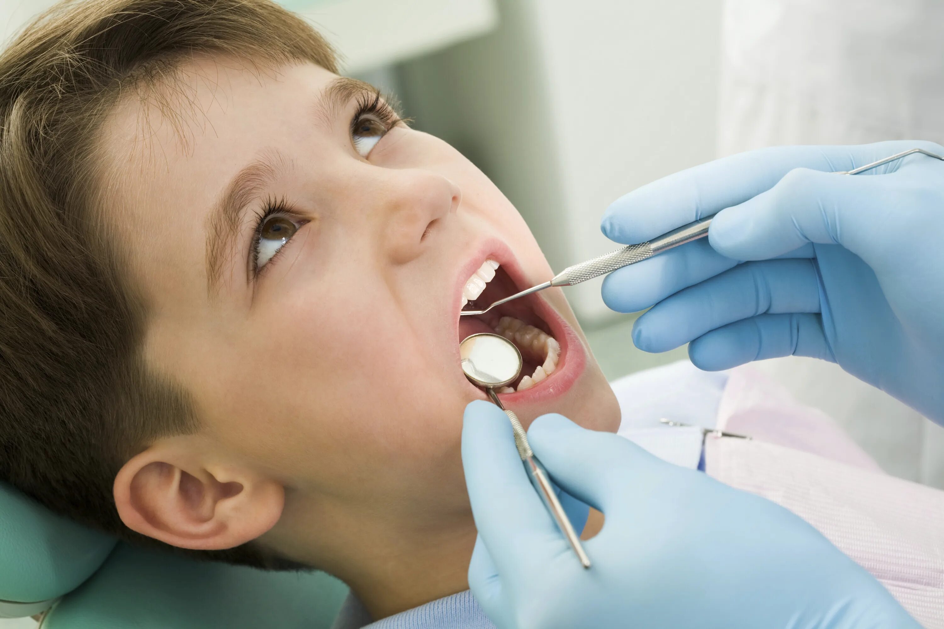 Аномалии удаления. Седация в стоматологии для детей. Зубы стоматолог. Анестезия для детей в стоматологии. Ингаляционная седация у детей в стоматологии.