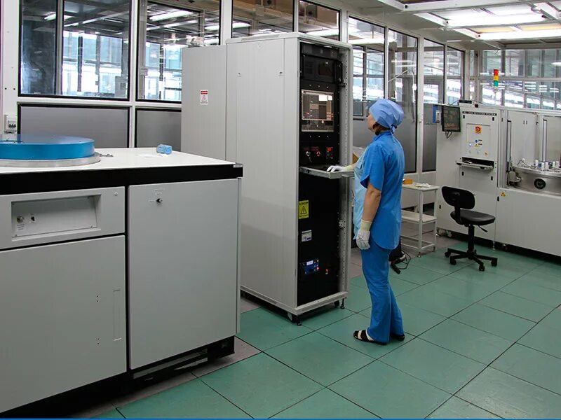 Оао нпп кп квант продукция. Оператор вакуумно-напылительных процессов. Машинист обходчик котельного оборудования. Оператор на вакуумный пресс. Женщина оператор.