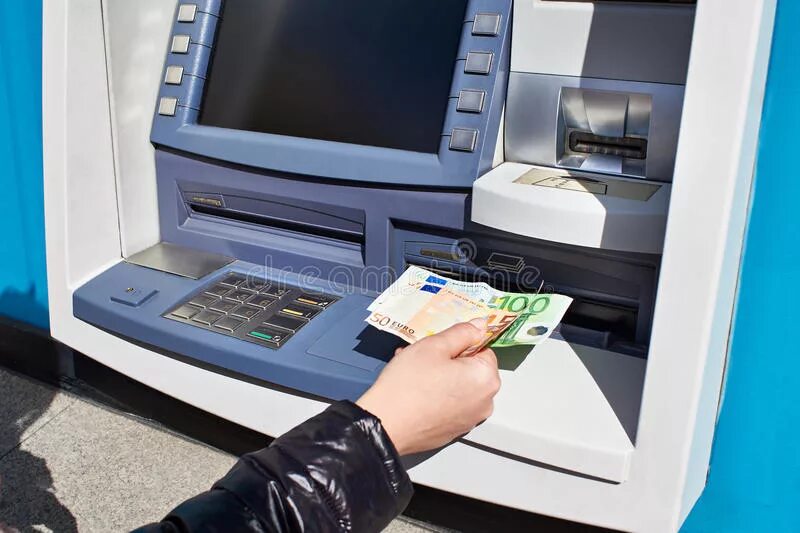 Банкомат евро. Банкомат (ATM). Евро из банкомата. Деньги из банкомата.