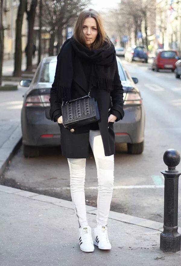 Черное пальто и белые брюки. Adidas Superstar White outfit. Высокие кеды с пальто. Черное пальто и белые кроссовки. Сникерсы с пальто.