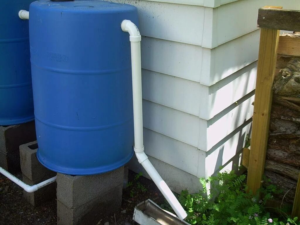 Вылить воду из бочки. Емкость для воды из бочек. Бочки для воды на дачу. Шланг из бочки. Системы бочек для сбора дождевой воды.