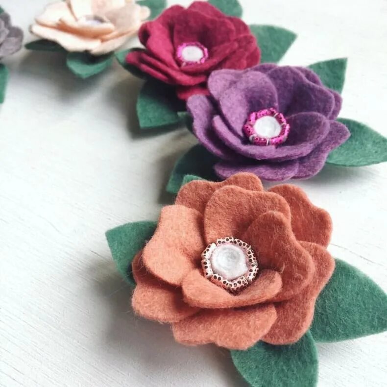 Броши и заколки из фетра. Брошь из фетра цветок. Брошь цветок из фетра. Брошь цветок из фетра. Брошки из фетра.
