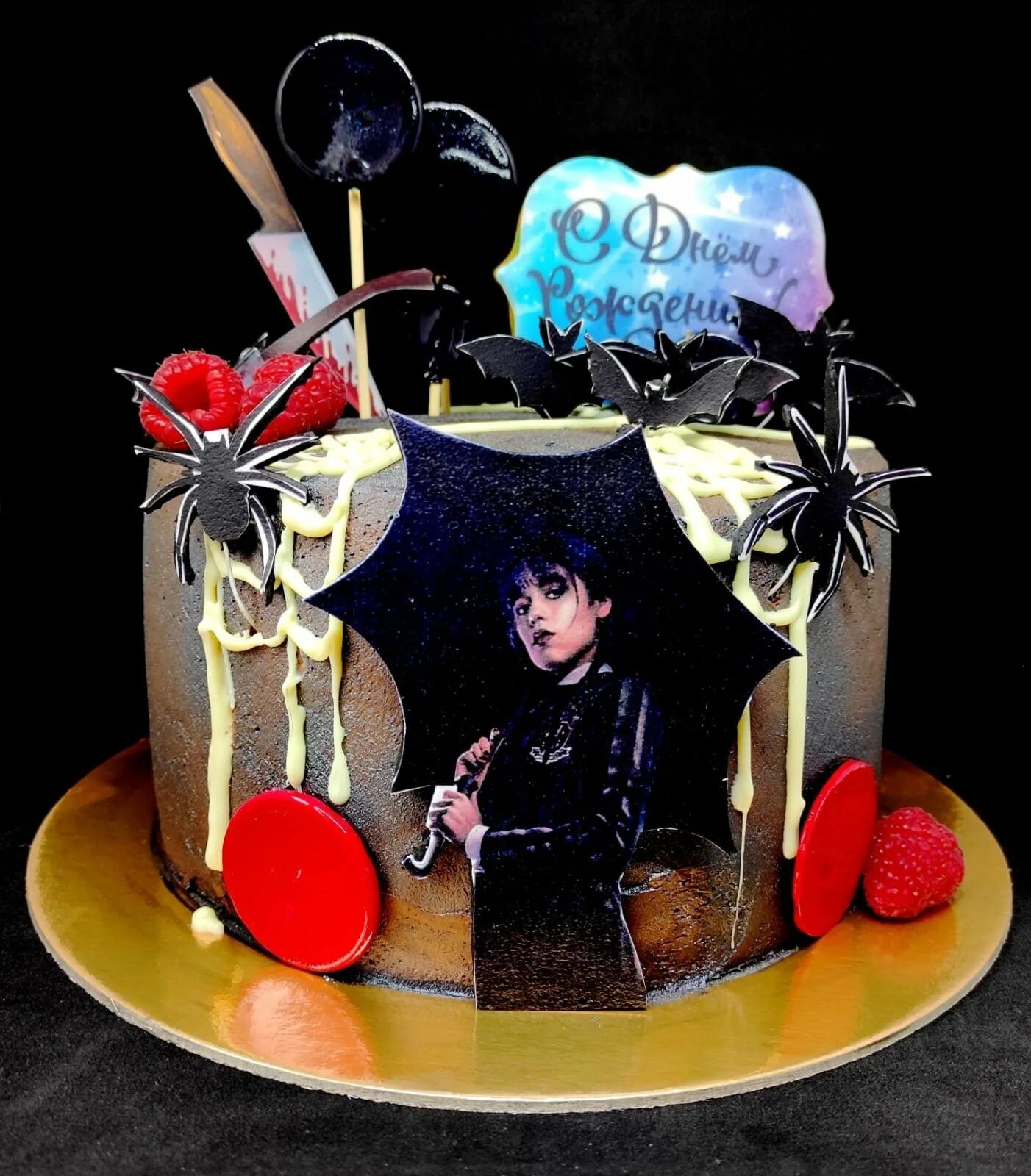 Торт уэнсдей аддамс. Торт в стиле вэнсдей. Торт в стиле wednesday. Торт венздей 2023. Торт wednesday addams.