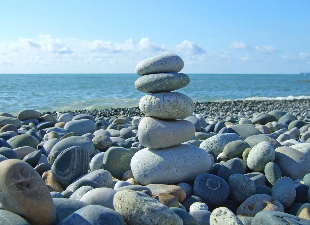 Можно ли вывозить камни. Галечный пляж Адлер. Пляж галька Лазаревское. Берег в Лазаревском камни. Мелкогалечный пляж Сочи.