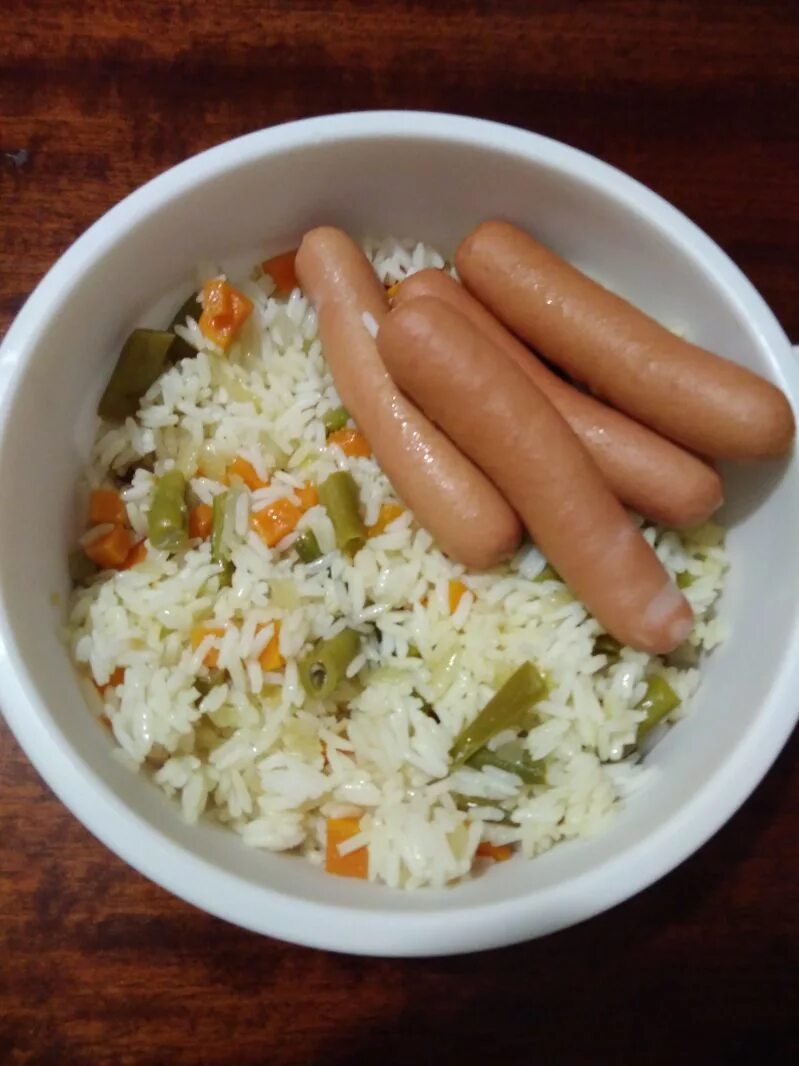 Подлив с сосисками к рису. Рис с сосисками. Рис с сосисками. Рис с сосисками. Гарнир к сосискам.