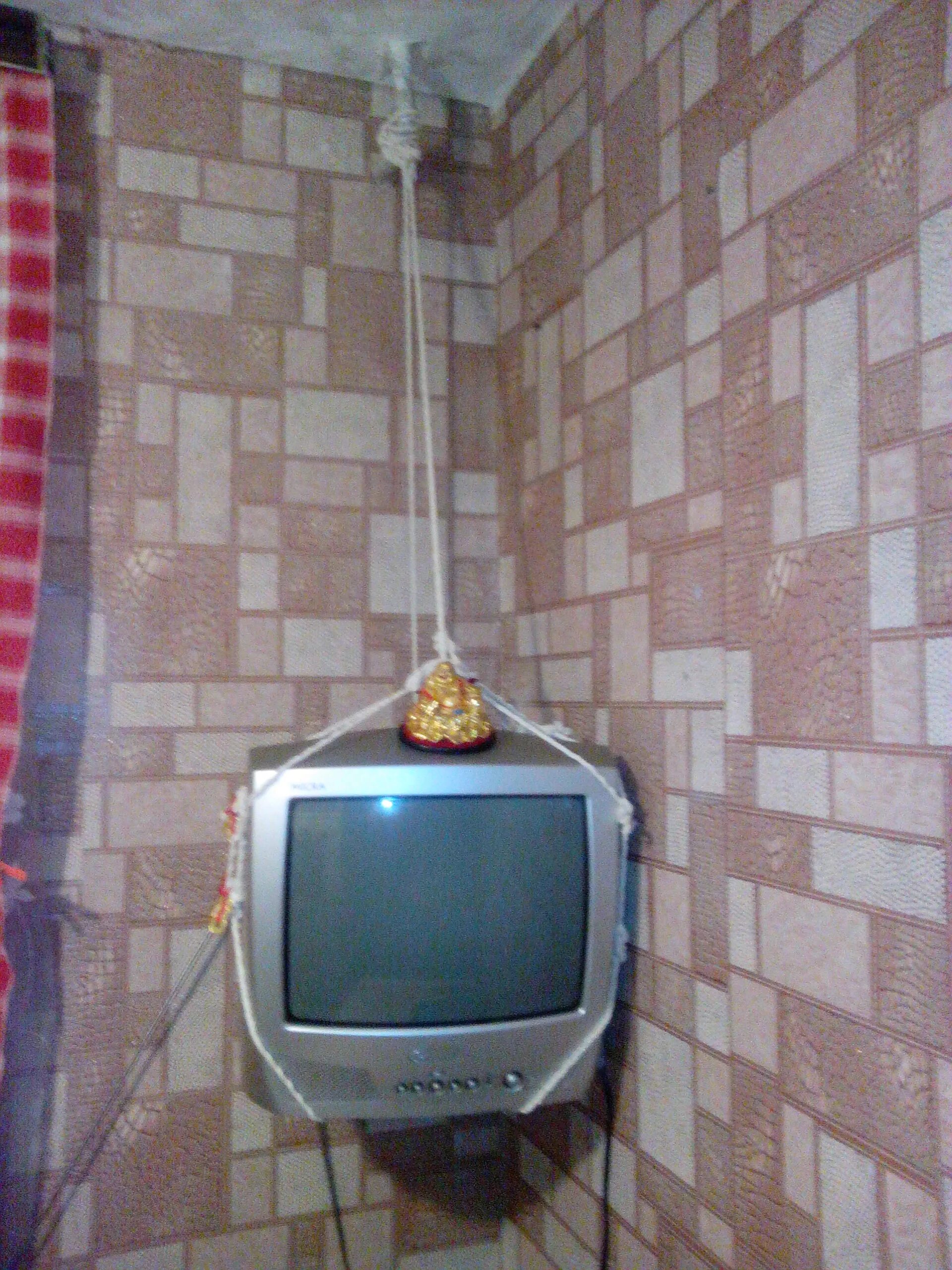 Самый простой телевизор. Маленький телевизор на кухню. Маленький телевизор на стену. Подвешивание телевизора на кухне. Старый маленький телевизор.