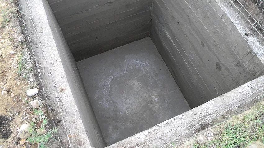 Яма залитая водой. Бетонный погреб Балтиец. Погреб железобетонный монолитный. Погреб бетонный готовый. Монолитный погреб.