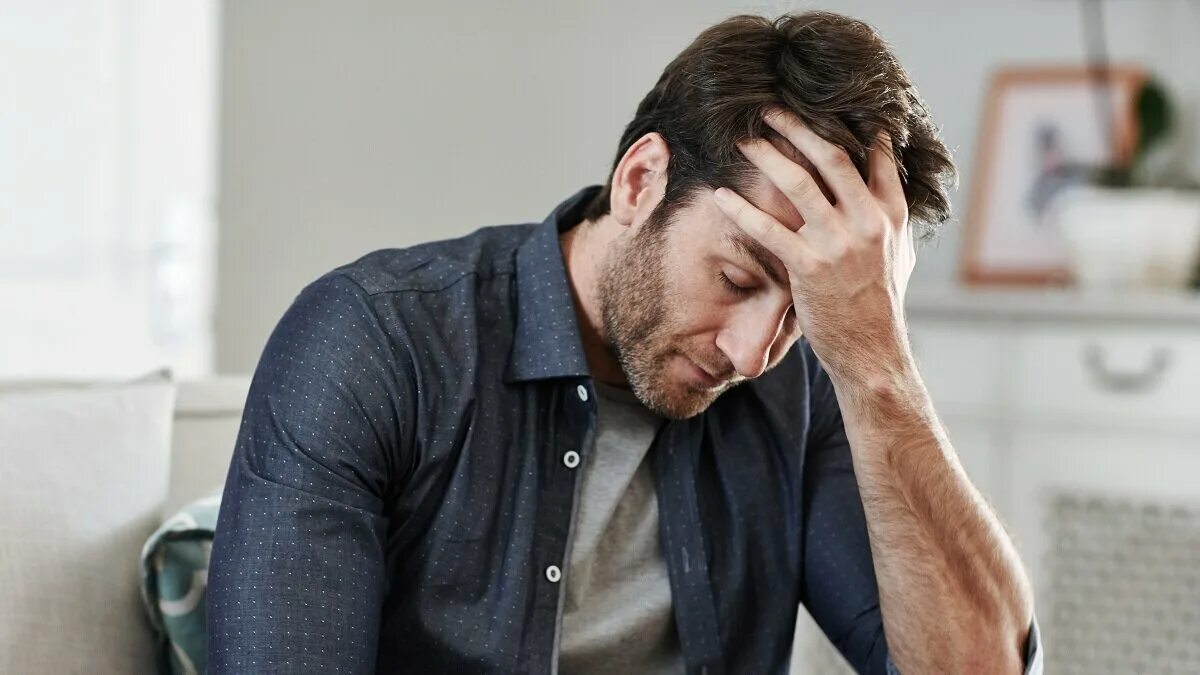 Фото разочарованной женщины. Человек в раздумьях. Be worried. Девушка волнуется. L am worried.