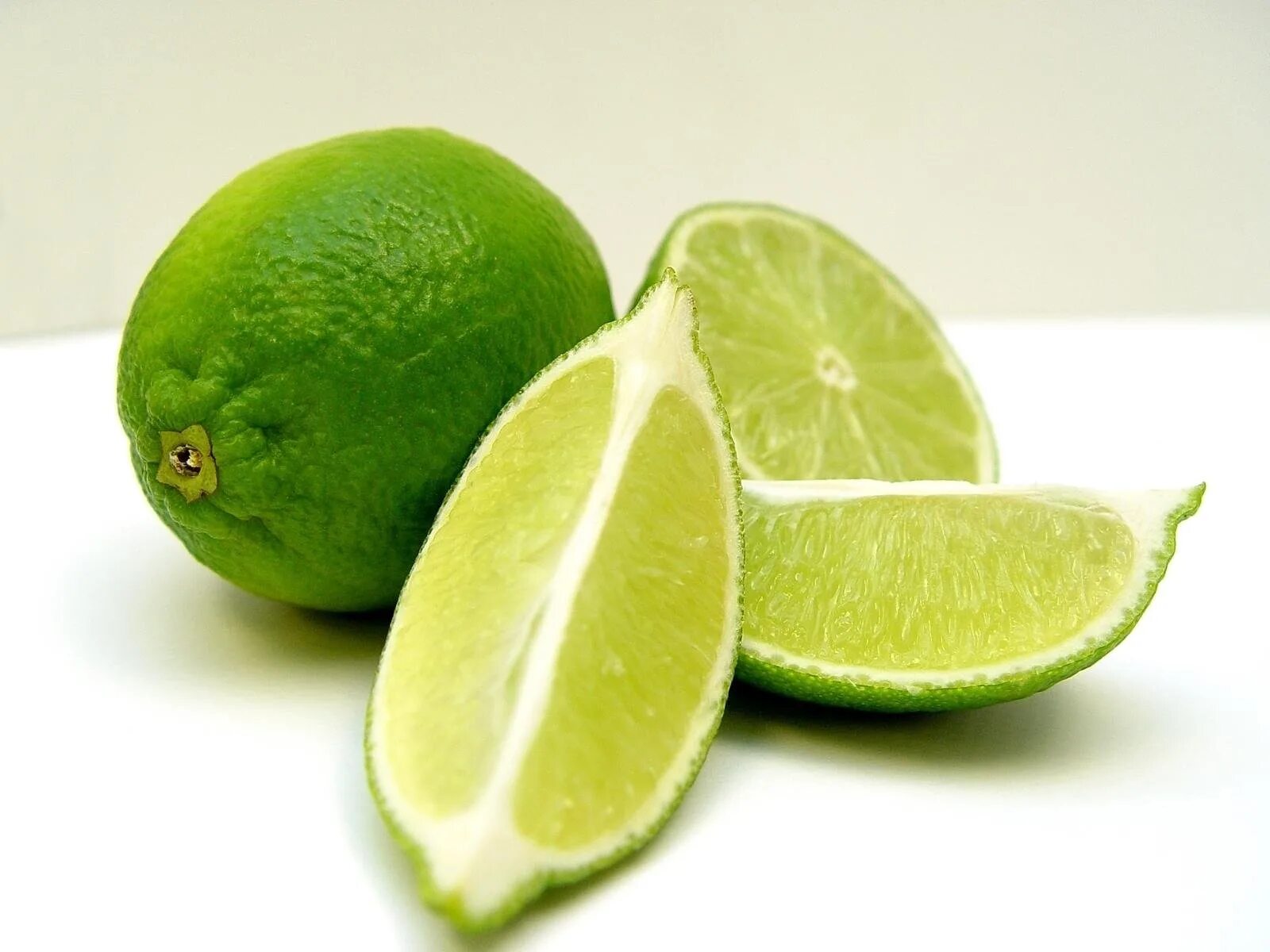 Лайм фрукт. Зеленый лимон. Кислые фрукты. Лайм долька.