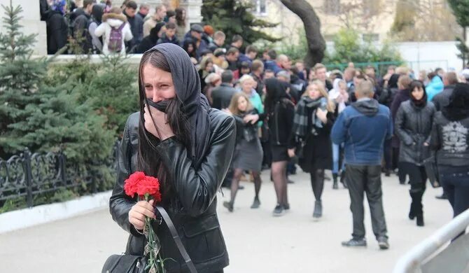 Зачем платки на похоронах. Одежда на похороны. Черная повязка на похороны. Одежда для похорон женщины.