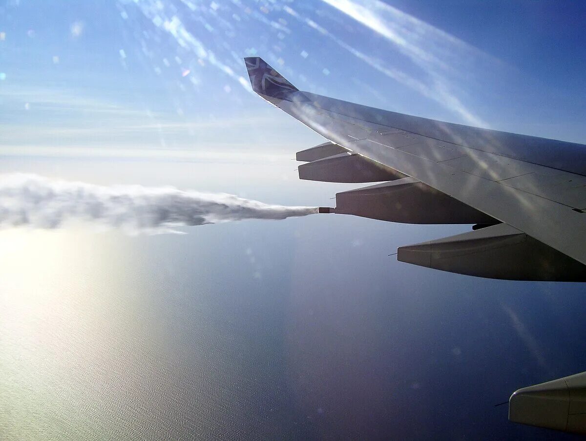 Самолет находящийся в полете преодолевает 135 метров. Boeing 747 химтрейлы. Самолет в воздухе. Самолет над океаном.