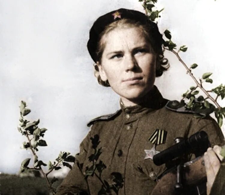 Девушка и ополченец. Она молодая она боевая. Она молодая она боевая. Девушки донбасса. Она молодая она боевая.