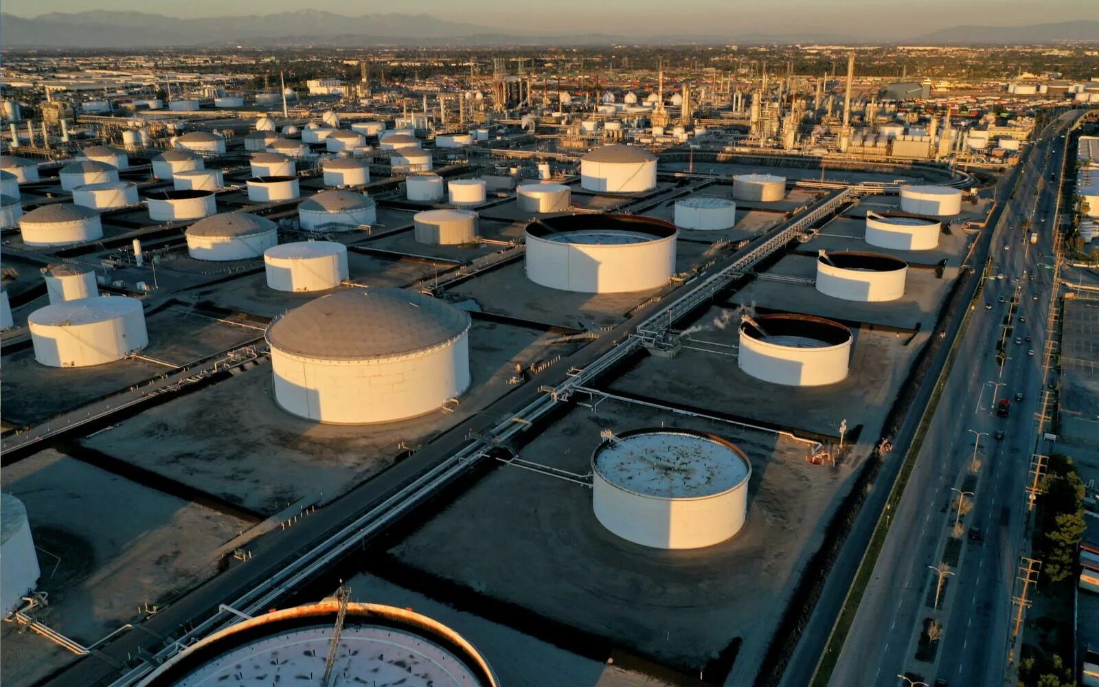 Три миллиона баррелей нефти. Миллион баррелей нефти. Баррель нефти. Динамика добычи нефти wti. Лос анджелес добыча нефти.