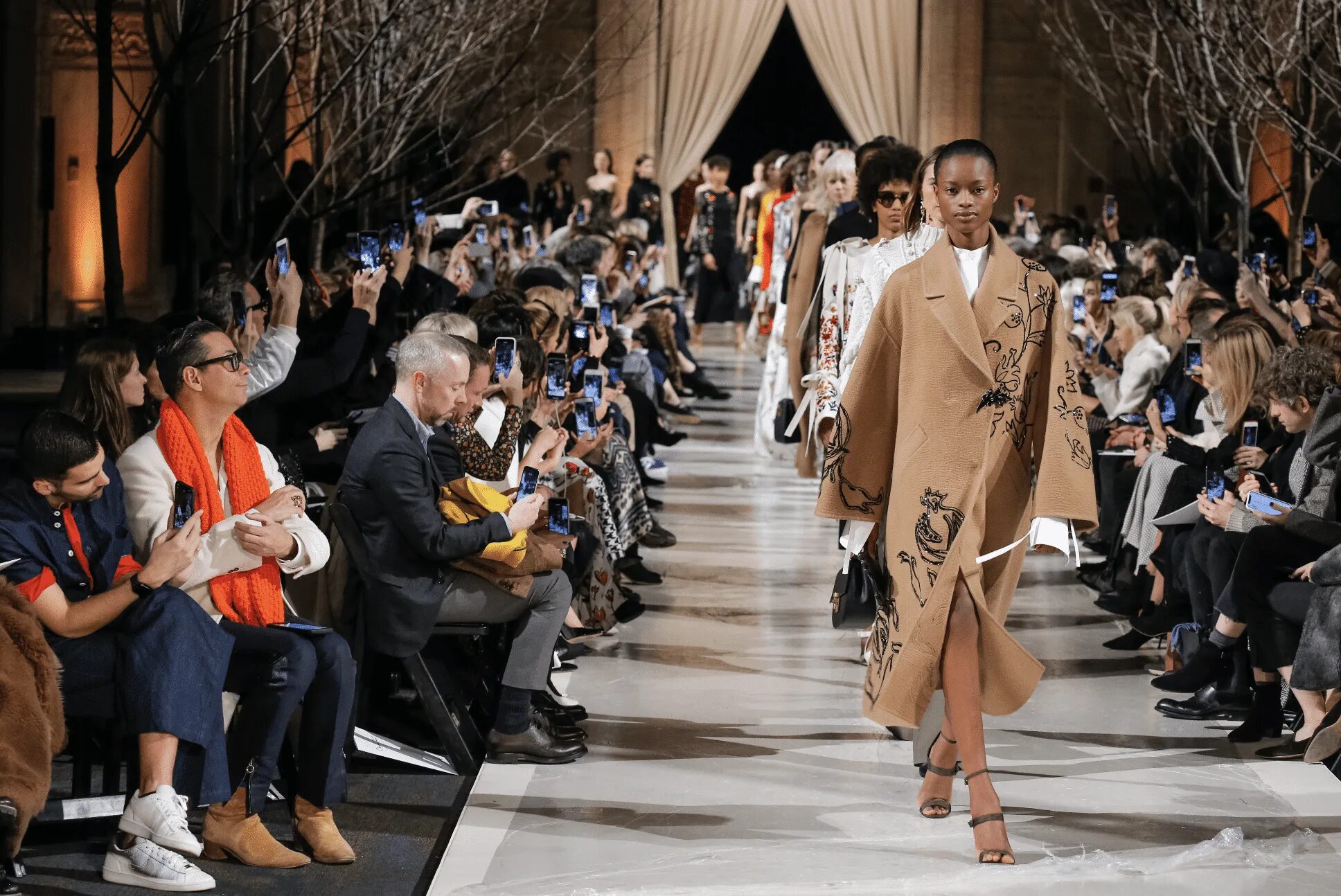 Версаче fall 2019. Устроили показ мод. Устроили показ мод. Catwalk. Джиджи хадид показ версаче.