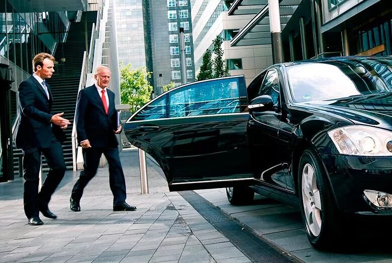 Премиум автомобили. Трансфер документов. Трансфер документов. Счастливый водитель такси. Шофер такси.