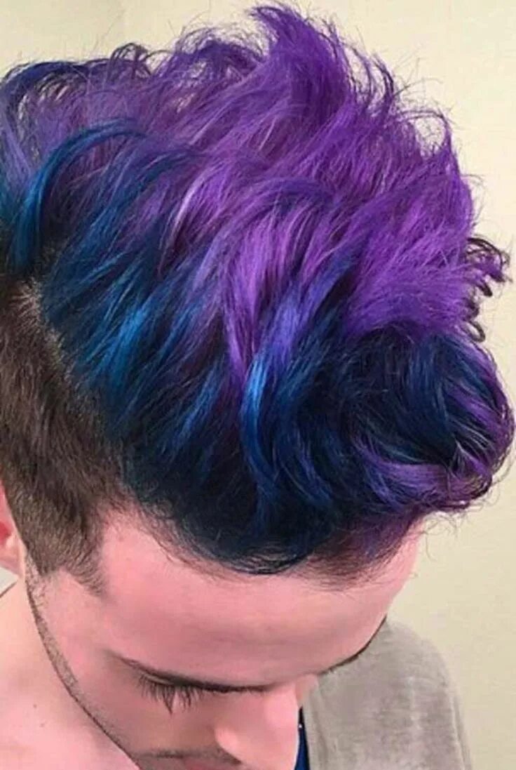 Фотосессия в неоне. Окрашивание волос в синий и фио. Девочка с фиолетово розовыми короткими волосами. Разноцветные волосы у парней. Сиреневые волосы.