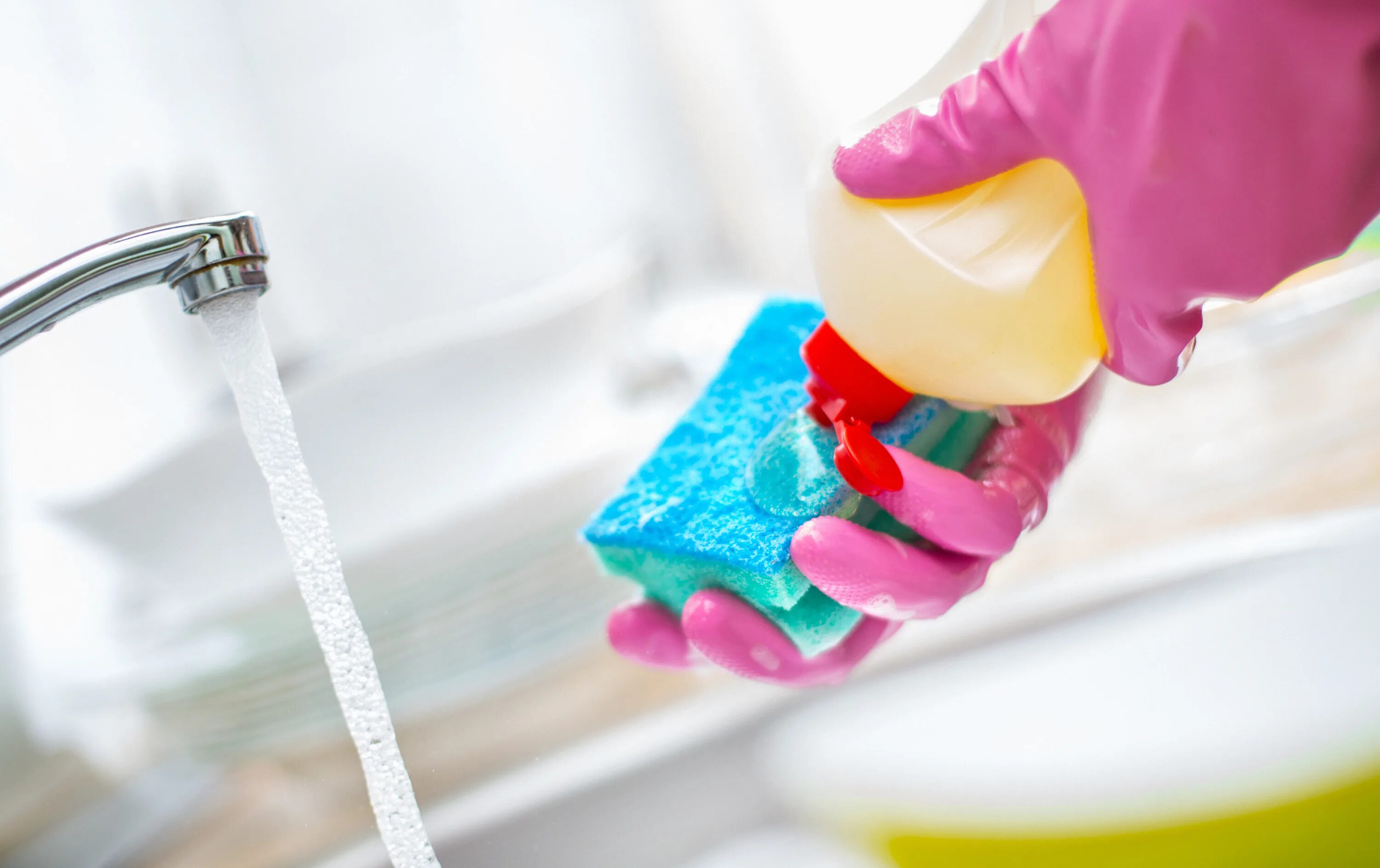 Как мыть п. Мытье посуды. мытье посуды картинка. a soapy sponge. воздействие моющих средств на кожу.