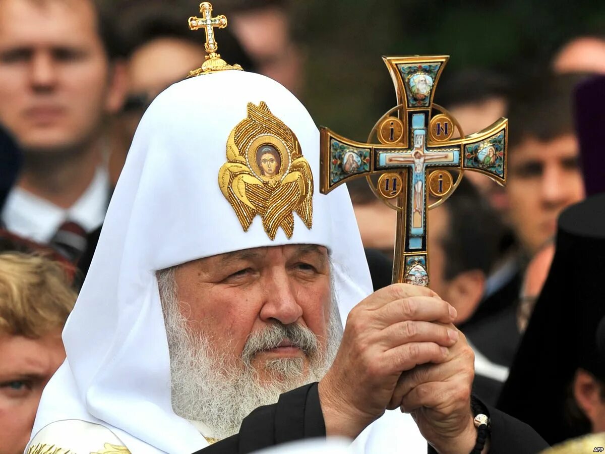 Батюшка с крестом. Россия исторически православная